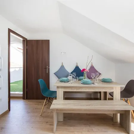 Stonehouse Lino For 6 With Sea View Traù